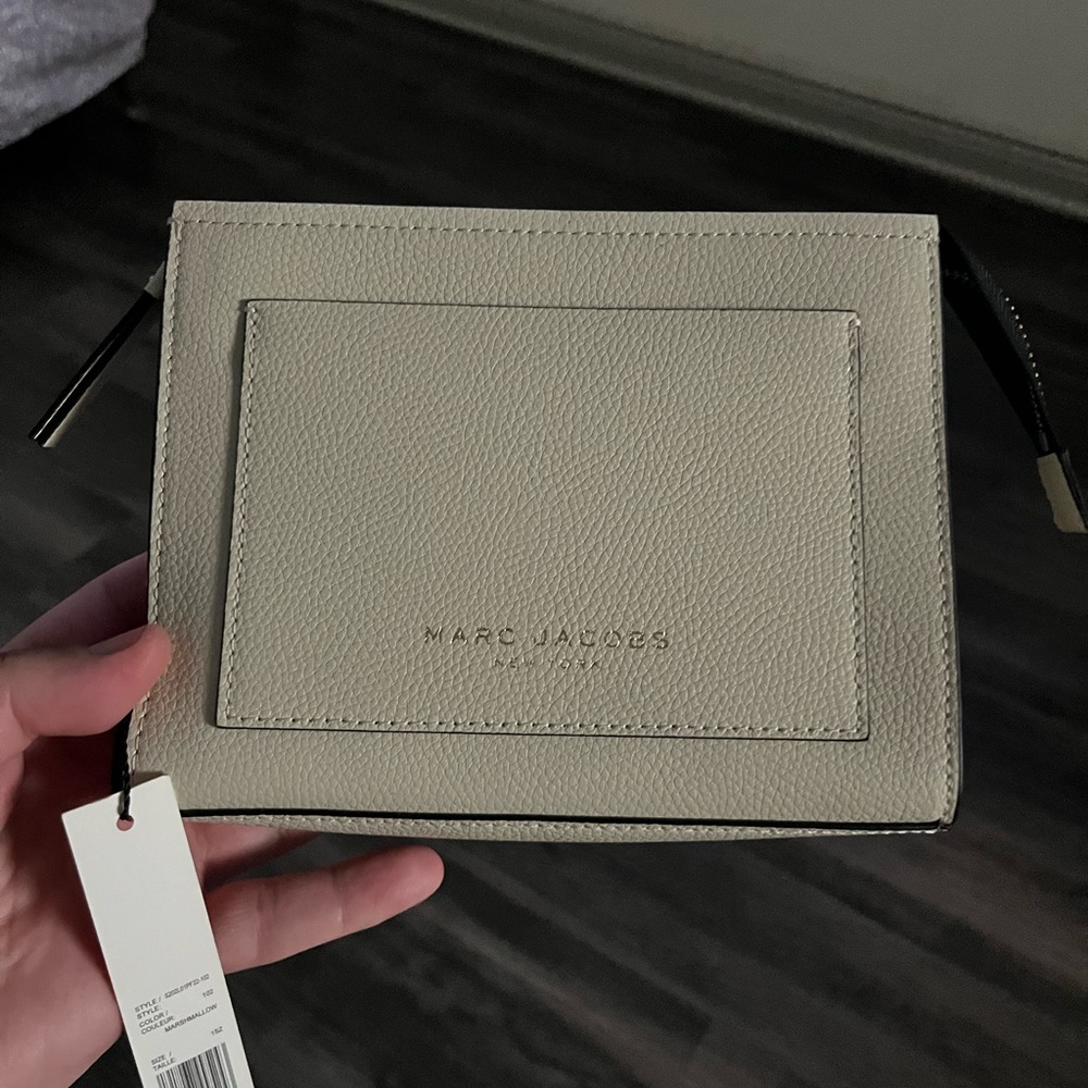 Marc Jacobs wallet purse in marshmallow beige